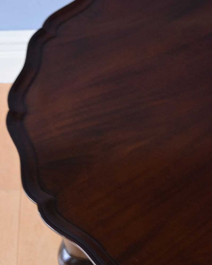 アンティークのテーブル アンティーク家具 優雅な天板と3本脚の美しい英国アンティークコーヒーテーブル(マホガニー材)。近づいて見てみると・・・アンティークはもちろん新品ではないので小さなキズや汚れはありますが、キレイにお直ししたので満足して頂ける自信があります!。(q-1511-f)