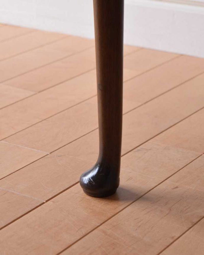 アンティークのテーブル アンティーク家具 優雅な天板と3本脚の美しい英国アンティークコーヒーテーブル(マホガニー材)。持ち上げなくても移動できます!Handleのアンティークは、脚の裏にフェルトキーパーをお付けしていますので、床を滑らせてれば移動が簡単です。(q-1511-f)