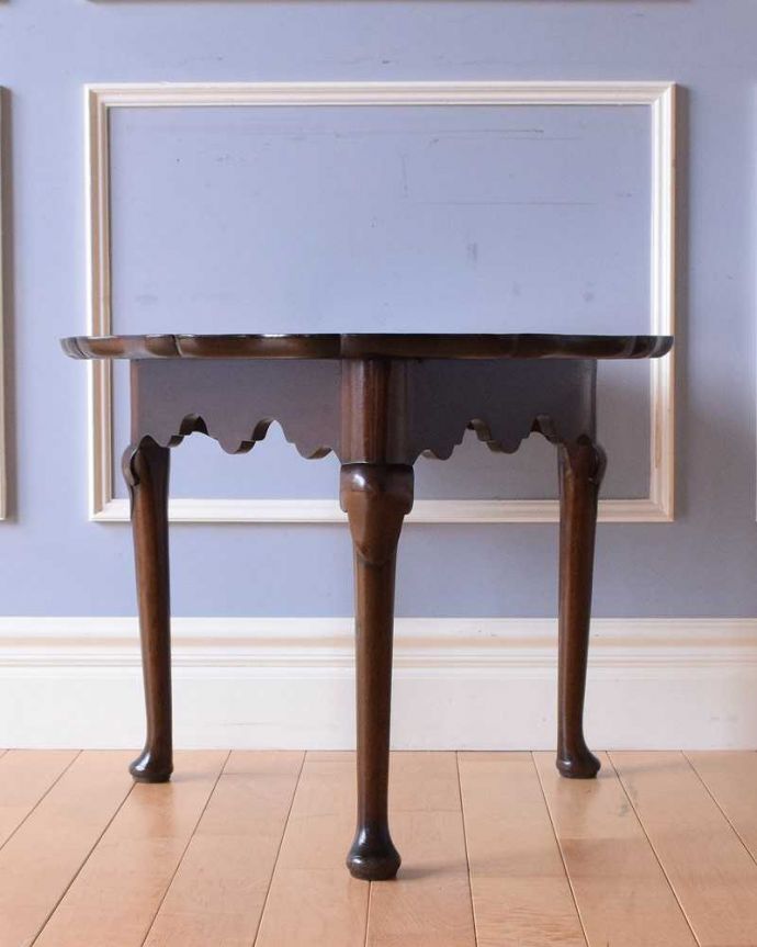 アンティークのテーブル アンティーク家具 優雅な天板と3本脚の美しい英国アンティークコーヒーテーブル(マホガニー材)。横から見た姿もステキ横から見るとこんな感じ。(q-1511-f)