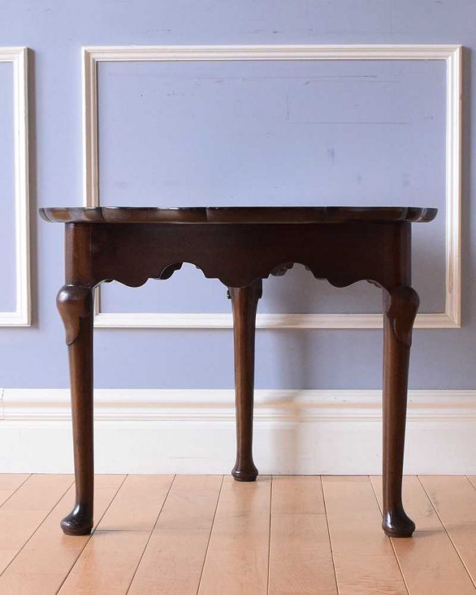 アンティークのテーブル アンティーク家具 優雅な天板と3本脚の美しい英国アンティークコーヒーテーブル(マホガニー材)。クルッと回転360度どこから見ても美しく仕上げてあるので、いろんな場所から見て楽しんで下さい。(q-1511-f)