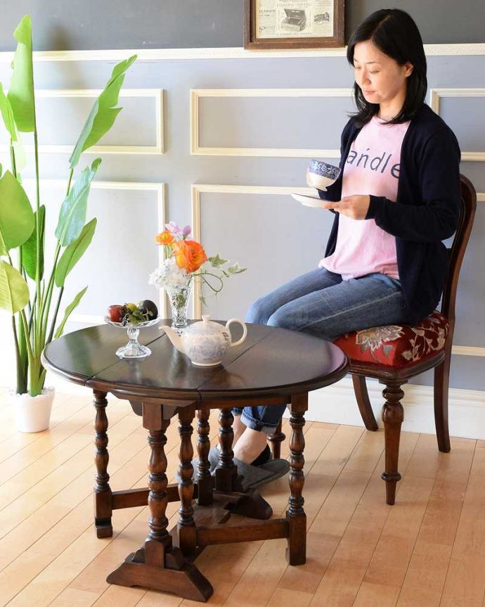 アンティークのテーブル　アンティーク家具　英国から届いたのアンティーク家具、伸張式のコンパクトなサイドテーブル（ゲートレッグテーブル） 。使い方に合わせて3通りで使えるアンティークの定番アンティーク家具の定番テーブルと言えばゲートレッグテーブル。(q-1512-f)