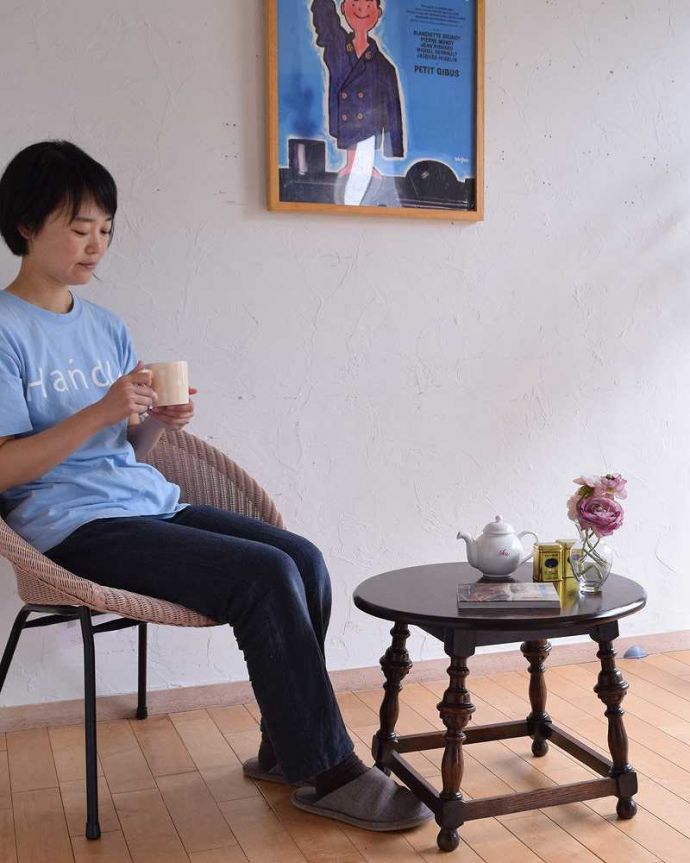 アンティークのテーブル アンティーク家具 脚の彫りも美しい英国輸入のアンティーク家具、コンパクトなコーヒーテーブル。どんな場所にも似合う英国らしいコーヒーテーブル実用的に使える英国らしいアンティークのコーヒーテーブル。(q-1513-f)