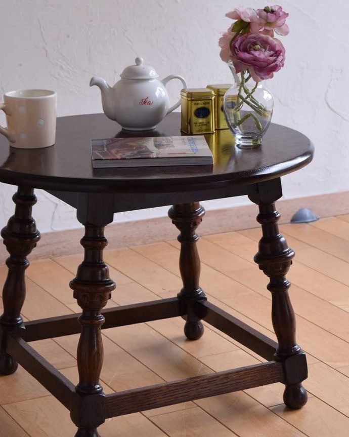 アンティークのテーブル アンティーク家具 脚の彫りも美しい英国輸入のアンティーク家具、コンパクトなコーヒーテーブル。英国らしく凝った彫りの入った脚脚だけを見ても、アンティークらしさが感じられる凝った彫。(q-1513-f)