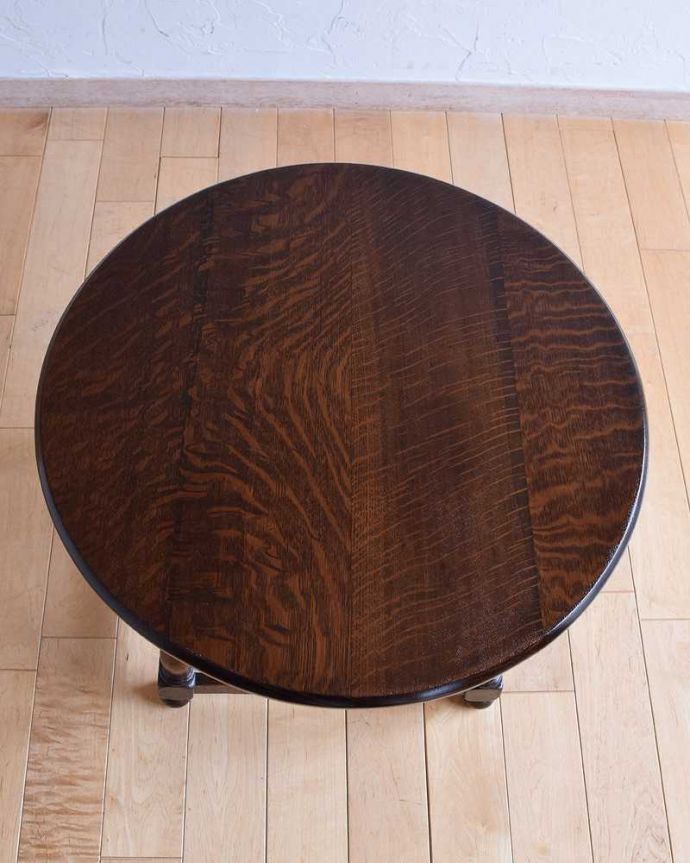 アンティークのテーブル アンティーク家具 脚の彫りも美しい英国輸入のアンティーク家具、コンパクトなコーヒーテーブル。天板を上から見ると・・・コーヒーテーブルの天板は毎日使う場所だから、しっかり修復しました。(q-1513-f)