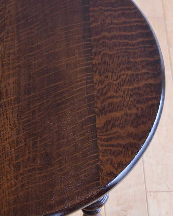 アンティークのテーブル アンティーク家具 脚の彫りも美しい英国輸入のアンティーク家具、コンパクトなコーヒーテーブル。近づいて見てみると・・・アンティークはもちろん新品ではないので小さなキズや汚れはありますが、キレイにお直ししたので満足して頂ける自信があります!。(q-1513-f)