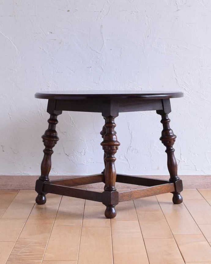 アンティークのテーブル アンティーク家具 脚の彫りも美しい英国輸入のアンティーク家具、コンパクトなコーヒーテーブル。横から見た姿もステキ横から見るとこんな感じです。(q-1513-f)