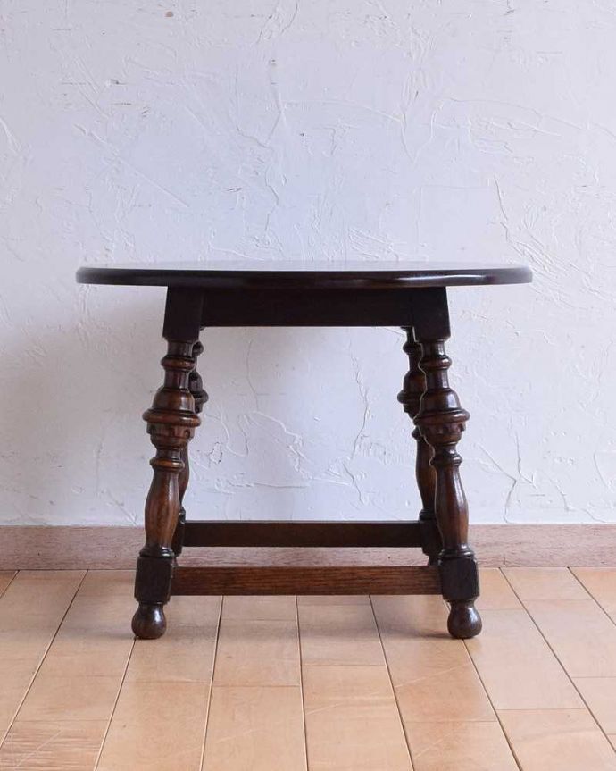 アンティークのテーブル アンティーク家具 脚の彫りも美しい英国輸入のアンティーク家具、コンパクトなコーヒーテーブル。クルッと回転。(q-1513-f)