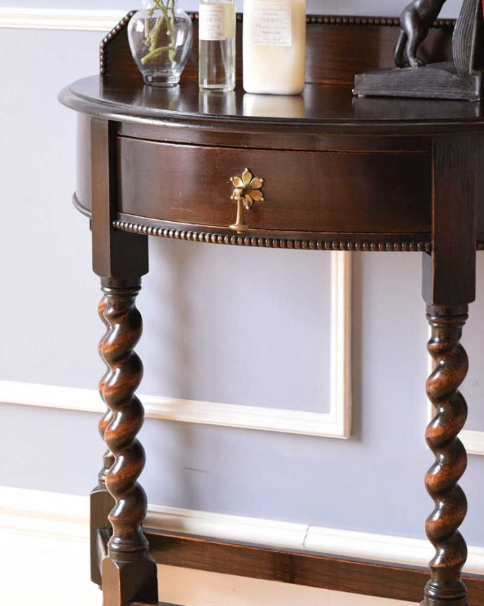 アンティークのテーブル　アンティーク家具　上質な空間を演出する、英国らしいアンティークのツイストラインが美しいコンソールテーブル 。美しいデザインが印象的実用性を求めない見せ場を作ってくれるコンソールは、何より見た目が重要。(q-1514-f)