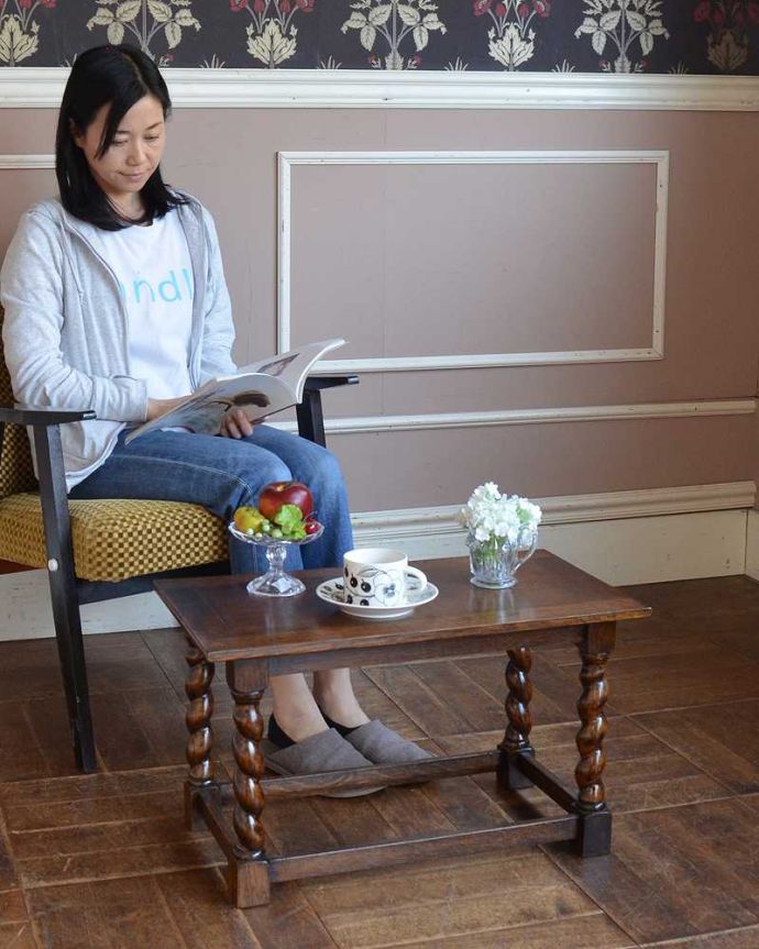 アンティークのテーブル　アンティーク家具　持ち運びラクラクなアンティーク英国家具、ツイスト脚のコーヒーテーブル（オケージョナルテーブル ）。どんな場所にも似合う英国らしいコーヒーテーブル実用的に使える英国らしいアンティークのコーヒーテーブル。(q-1515-f)