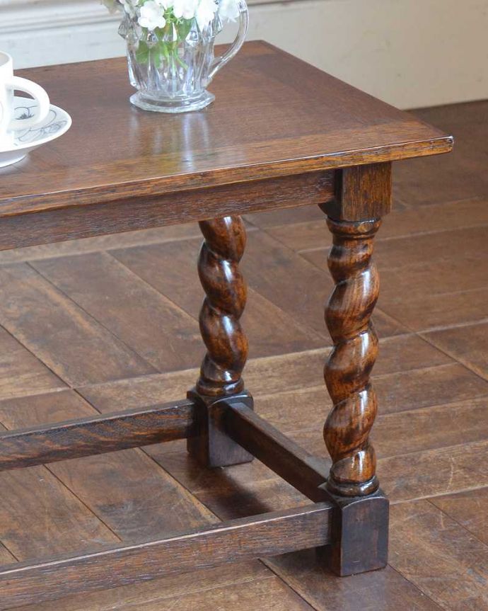 アンティークのテーブル　アンティーク家具　持ち運びラクラクなアンティーク英国家具、ツイスト脚のコーヒーテーブル（オケージョナルテーブル ）。英国らしく凝った彫りの入った脚脚だけを見ても、アンティークらしさが感じられる凝った彫。(q-1515-f)