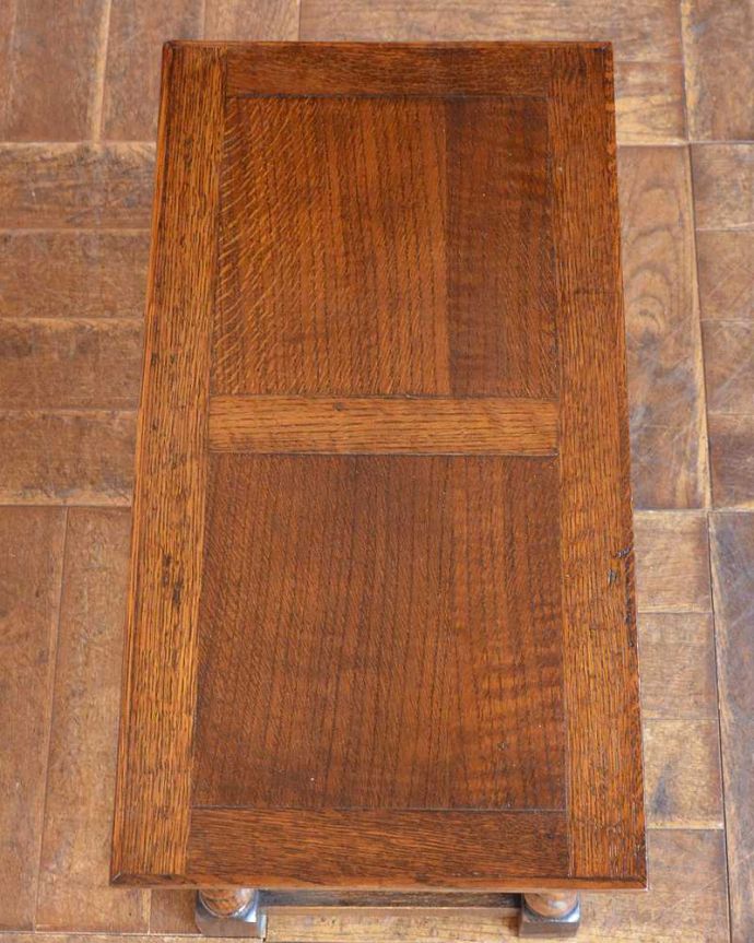 アンティークのテーブル　アンティーク家具　持ち運びラクラクなアンティーク英国家具、ツイスト脚のコーヒーテーブル（オケージョナルテーブル ）。天板を上から見ると･･･コーヒーテーブルの天板は毎日使う場所だから、しっかり修復しました。(q-1515-f)