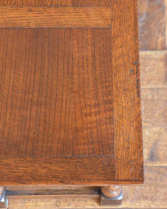 アンティークのテーブル　アンティーク家具　持ち運びラクラクなアンティーク英国家具、ツイスト脚のコーヒーテーブル（オケージョナルテーブル ）。近づいて見てみると･･･アンティークはもちろん新品ではないので小さなキズや汚れはありますが、キレイにお直ししたので満足して頂ける自信があります！。(q-1515-f)