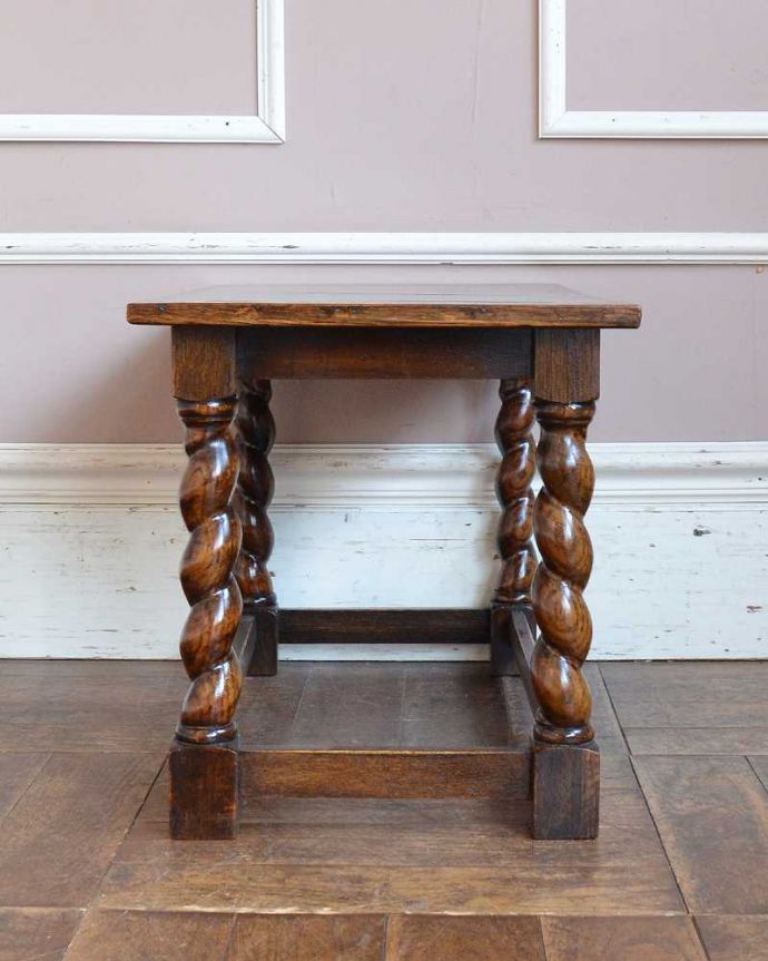 アンティークのテーブル　アンティーク家具　持ち運びラクラクなアンティーク英国家具、ツイスト脚のコーヒーテーブル（オケージョナルテーブル ）。横から見た姿もステキ横から見るとこんな感じです。(q-1515-f)