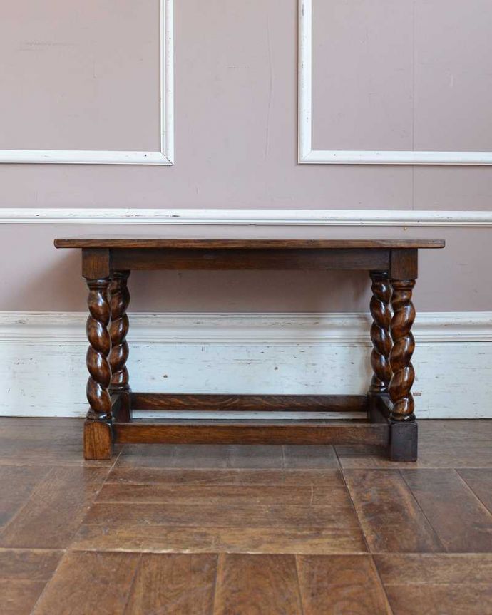 アンティークのテーブル　アンティーク家具　持ち運びラクラクなアンティーク英国家具、ツイスト脚のコーヒーテーブル（オケージョナルテーブル ）。クルッと回転。(q-1515-f)