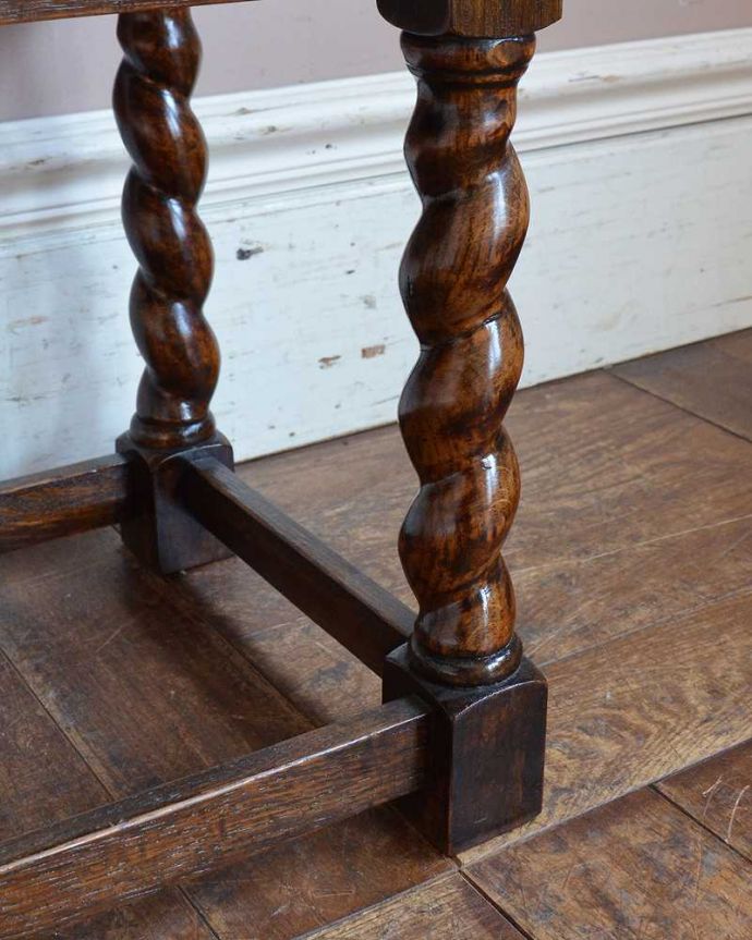 アンティークのテーブル　アンティーク家具　持ち運びラクラクなアンティーク英国家具、ツイスト脚のコーヒーテーブル（オケージョナルテーブル ）。持ち上げなくても移動できます！Handleのアンティークは、脚の裏にフェルトキーパーをお付けしていますので、床を滑らせて簡単に移動する事が出来ます。(q-1515-f)