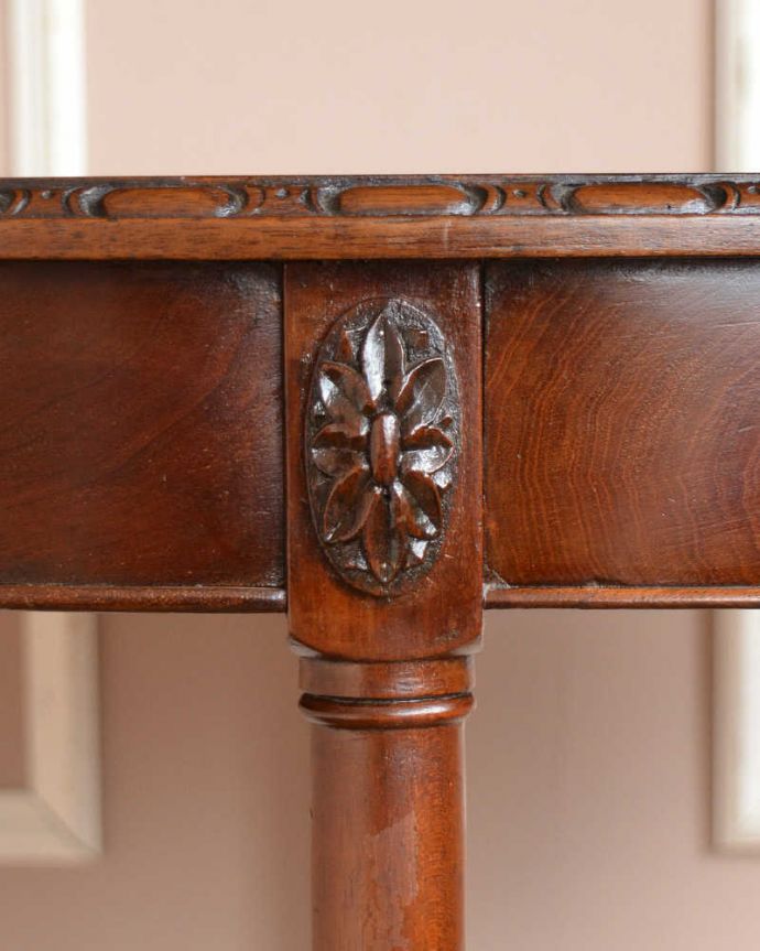 アンティークのテーブル　アンティーク家具　マホガニー材の高級感がある英国輸入家具、天板が特別素敵なオケージョナルテーブル。うっとりする美しさアンティークだから手に入る美しい彫。(q-1516-f)