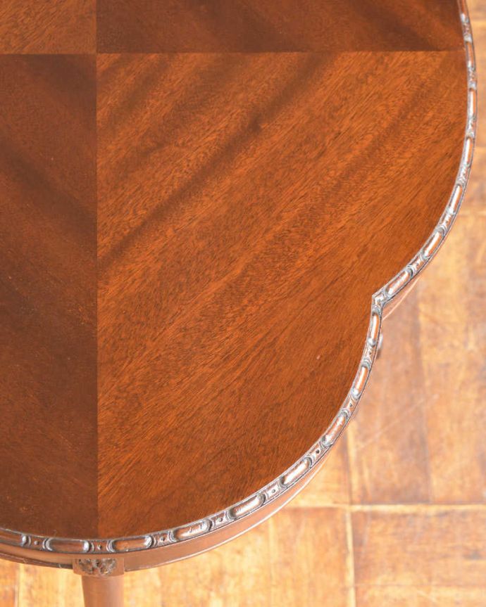 アンティークのテーブル　アンティーク家具　マホガニー材の高級感がある英国輸入家具、天板が特別素敵なオケージョナルテーブル。天板を近づいてみると…アンティークだから手に入れることが出来る天板に使われている銘木の美しさにうっとりです。(q-1516-f)