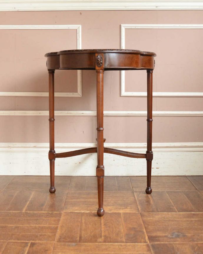 アンティークのテーブル　アンティーク家具　マホガニー材の高級感がある英国輸入家具、天板が特別素敵なオケージョナルテーブル。しっかり修復しました！アンティークは新品ではないので、もちろん経年変化によるキズはありますが、専門の職人がしっかり修復してあるのでキレイです。(q-1516-f)