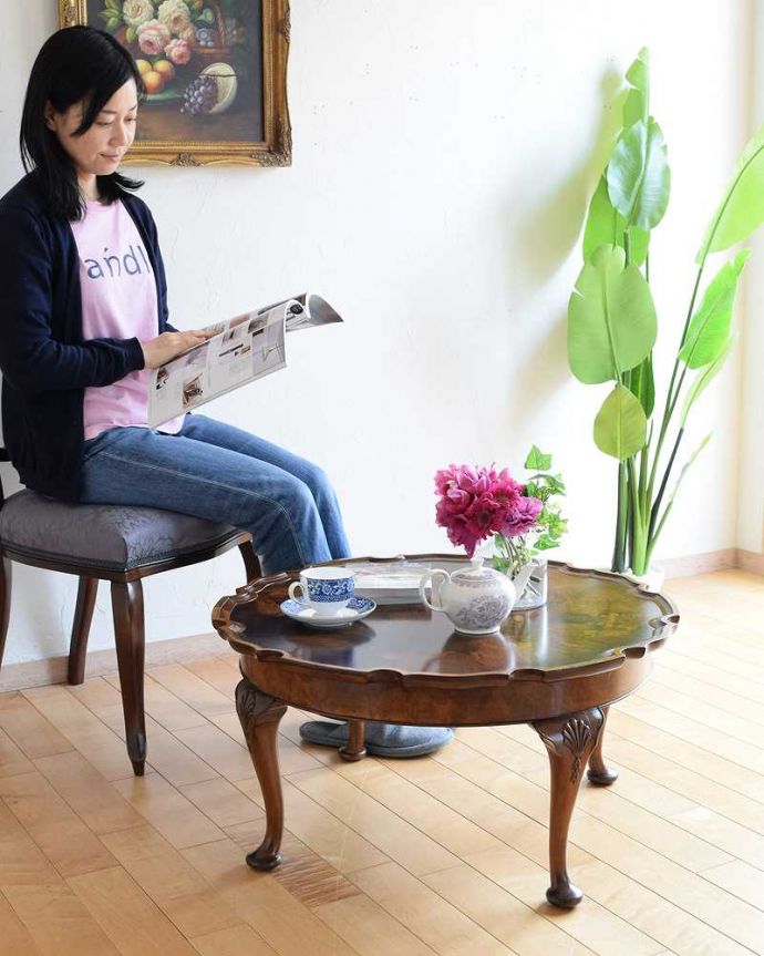アンティークのテーブル　アンティーク家具　美しい天板の木目とお花のかたちが華やかなアンティークコーヒーテーブル。優雅な時間が過ごせる英国スタイルのコーヒーテーブルどんな場所に置いても美しいデザインでみんなを魅了する英国アンティーク。(q-1517-f)