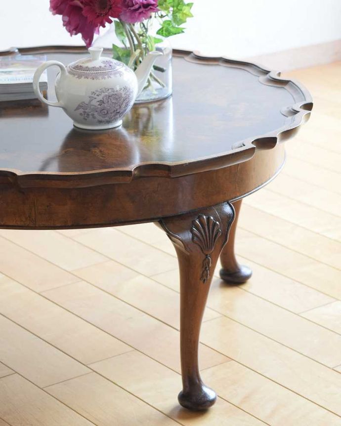 アンティークのテーブル　アンティーク家具　美しい天板の木目とお花のかたちが華やかなアンティークコーヒーテーブル。英国らしいデザインのうつくしさにうっとり･･･脚のデザインだけ見ても、アンティークらしさが感じられるんです。(q-1517-f)