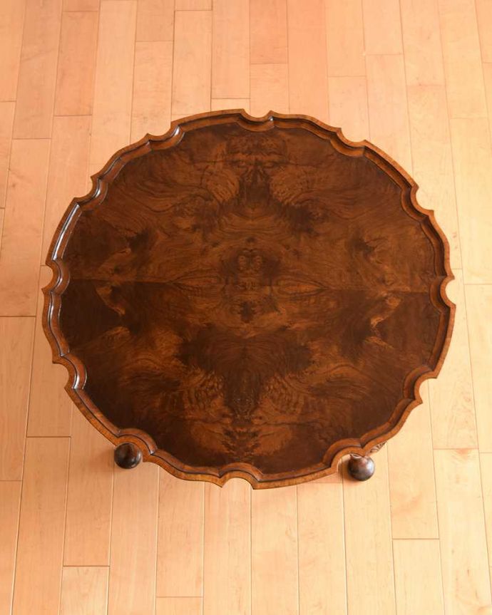 アンティークのテーブル　アンティーク家具　美しい天板の木目とお花のかたちが華やかなアンティークコーヒーテーブル。天板を上から見ると･･･コーヒーテーブルの天板は毎日使う場所だから専門の職人がしっかり修復しました。(q-1517-f)