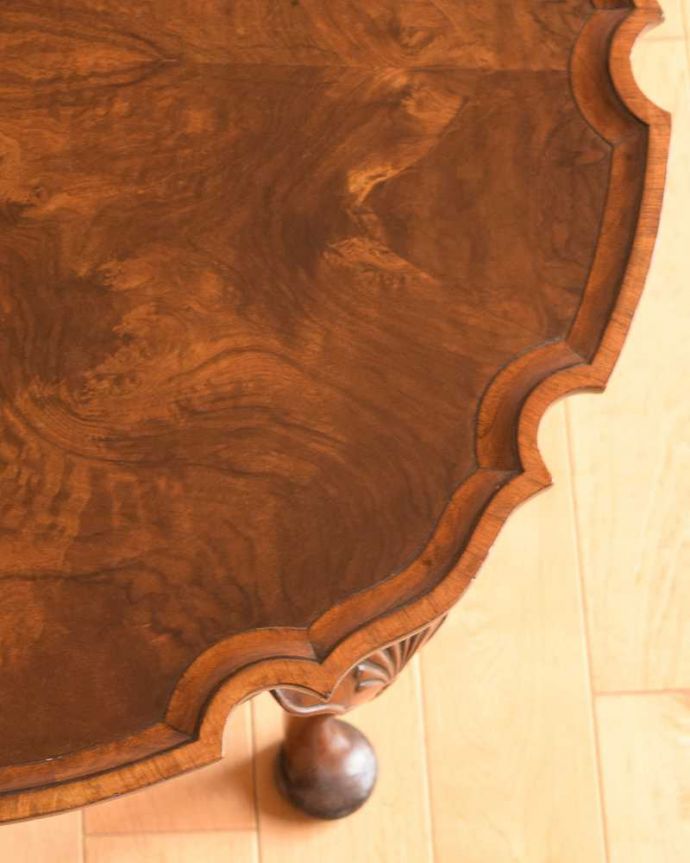 アンティークのテーブル　アンティーク家具　美しい天板の木目とお花のかたちが華やかなアンティークコーヒーテーブル。近づいて見てみると･･･アンティークはもちろん新品ではないので小さなキズや汚れはありますが、キレイにお直ししたので満足して頂ける自信があります！。(q-1517-f)