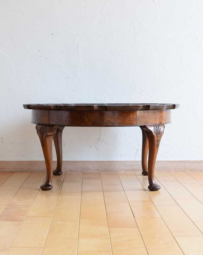 アンティークのテーブル　アンティーク家具　美しい天板の木目とお花のかたちが華やかなアンティークコーヒーテーブル。横から見た姿もステキ横から見るとこんな感じ。(q-1517-f)