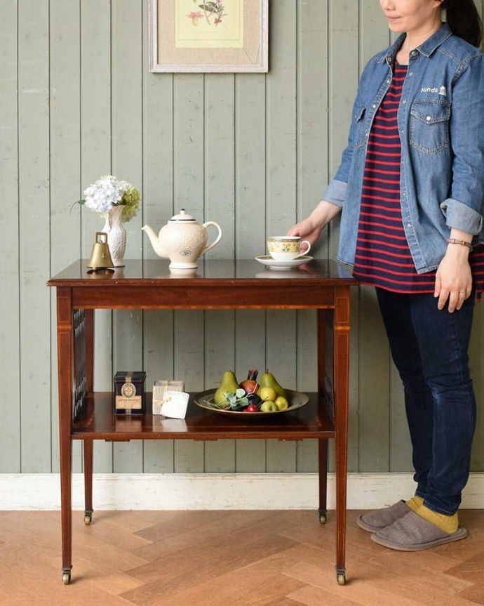 アンティークのテーブル アンティーク家具 繊細で可憐で美しい英国アンティーク家具、キャスター付きサイドテーブル(サービングテーブル)。どんな場所でも便利に使える小さなテーブルそもそも「オケージョナル」とは「便利に使える」と言う意味。(q-1518-f)