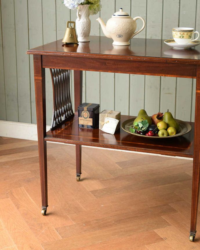 アンティークのテーブル アンティーク家具 繊細で可憐で美しい英国アンティーク家具、キャスター付きサイドテーブル(サービングテーブル)。上品で優雅なアンティーク凛とした雰囲気が漂うアンティークらしい立ち姿のテーブル。(q-1518-f)