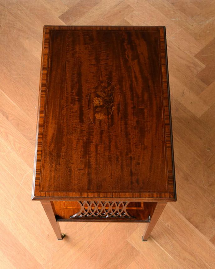 アンティークのテーブル アンティーク家具 繊細で可憐で美しい英国アンティーク家具、キャスター付きサイドテーブル(サービングテーブル)。天板の形を見てみると・・・テーブルの形を上から見ると、こんな感じです。(q-1518-f)