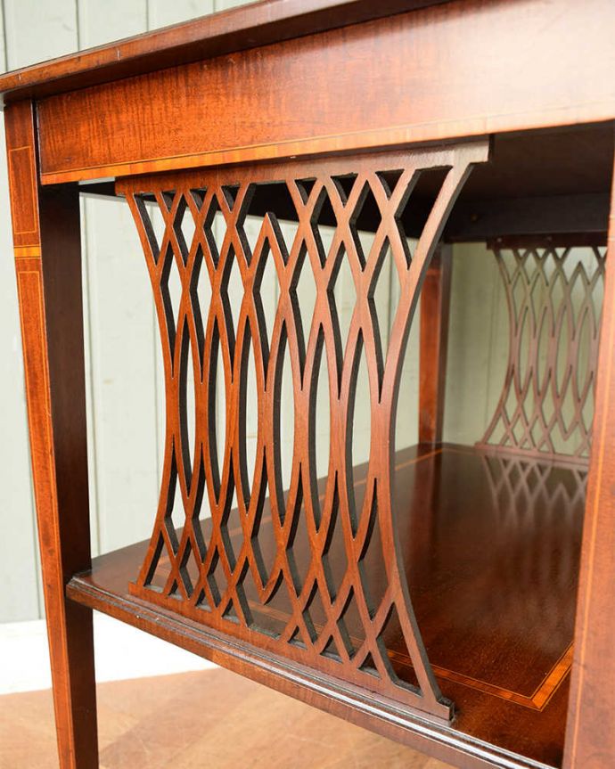 アンティークのテーブル アンティーク家具 繊細で可憐で美しい英国アンティーク家具、キャスター付きサイドテーブル(サービングテーブル)。うっとりする美しさアンティークだから手に入る美しい彫。(q-1518-f)