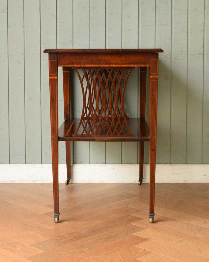 アンティークのテーブル アンティーク家具 繊細で可憐で美しい英国アンティーク家具、キャスター付きサイドテーブル(サービングテーブル)。クルッと回転。(q-1518-f)