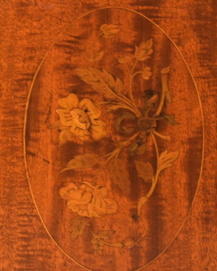 アンティークのテーブル アンティーク家具 繊細で可憐で美しい英国アンティーク家具、キャスター付きサイドテーブル(サービングテーブル)。上品で美しい象嵌象嵌とは模様に沿って異なる木材を埋め込んで絵を描いたものなんです。(q-1518-f)