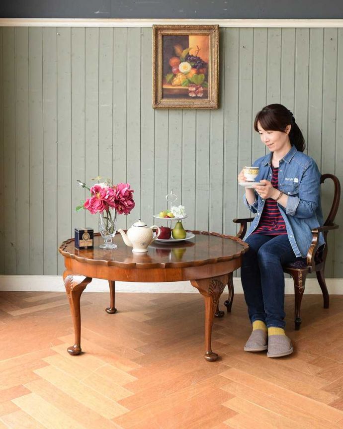 アンティークのテーブル　アンティーク家具　お花が開いたような天板と、美しい木目が魅力的なアンティークコーヒーテーブル。優雅な時間が過ごせる英国スタイルのコーヒーテーブルどんな場所に置いても美しいデザインでみんなを魅了する英国アンティーク。(q-1519-f)