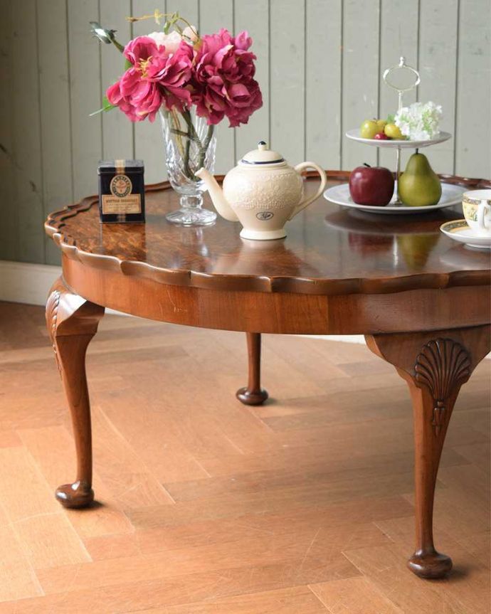 アンティークのテーブル　アンティーク家具　お花が開いたような天板と、美しい木目が魅力的なアンティークコーヒーテーブル。英国らしいデザインのうつくしさにうっとり･･･脚のデザインだけ見ても、アンティークらしさが感じられるんです。(q-1519-f)