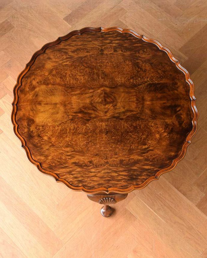 アンティークのテーブル　アンティーク家具　お花が開いたような天板と、美しい木目が魅力的なアンティークコーヒーテーブル。天板を上から見ると･･･コーヒーテーブルの天板は毎日使う場所だから専門の職人がしっかり修復しました。(q-1519-f)