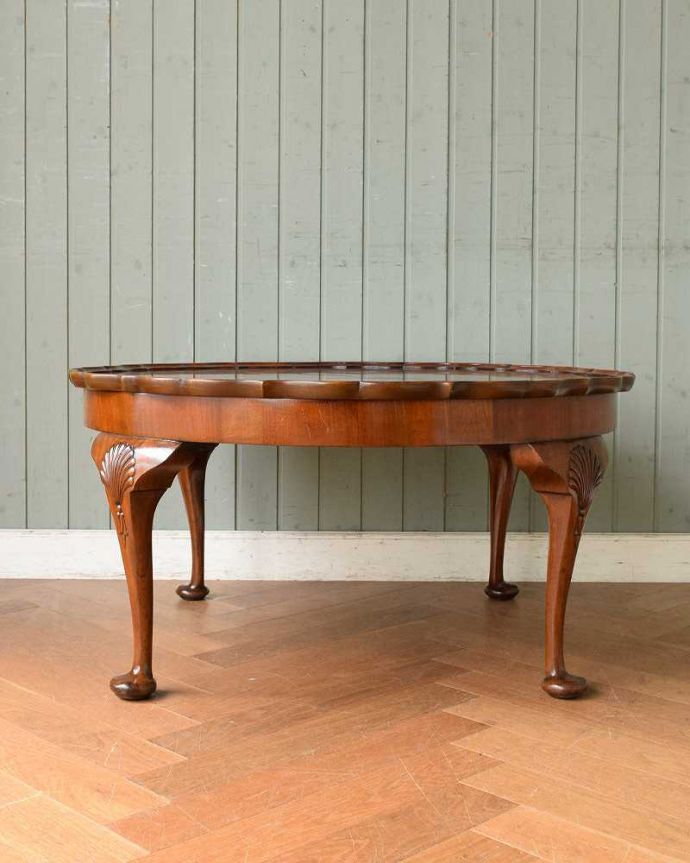 アンティークのテーブル　アンティーク家具　お花が開いたような天板と、美しい木目が魅力的なアンティークコーヒーテーブル。横から見た姿もステキ横から見るとこんな感じ。(q-1519-f)