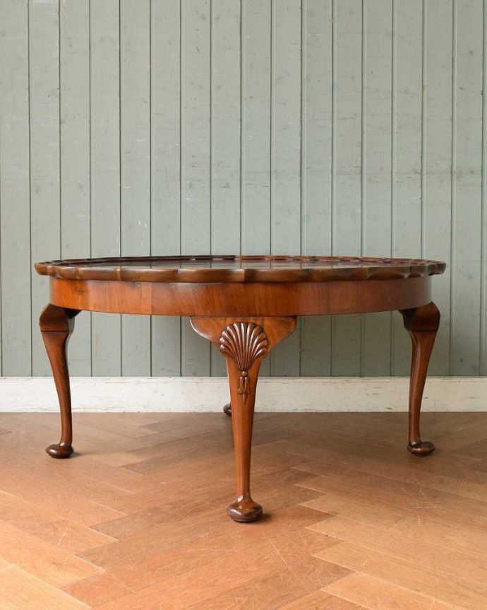 アンティークのテーブル　アンティーク家具　お花が開いたような天板と、美しい木目が魅力的なアンティークコーヒーテーブル。クルッと回転360度どこから見ても美しく仕上げてあるので、いろんな場所から見て楽しんで下さい。(q-1519-f)