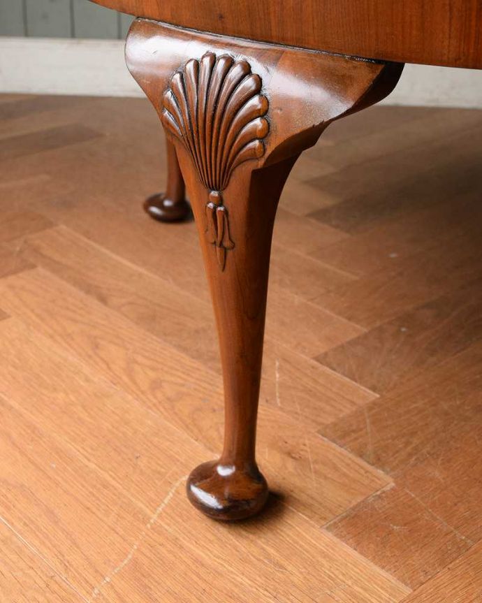 アンティークのテーブル　アンティーク家具　お花が開いたような天板と、美しい木目が魅力的なアンティークコーヒーテーブル。持ち上げなくても移動できます！Handleのアンティークは、脚の裏にフェルトキーパーをお付けしていますので、床を滑らせてれば移動が簡単です。(q-1519-f)