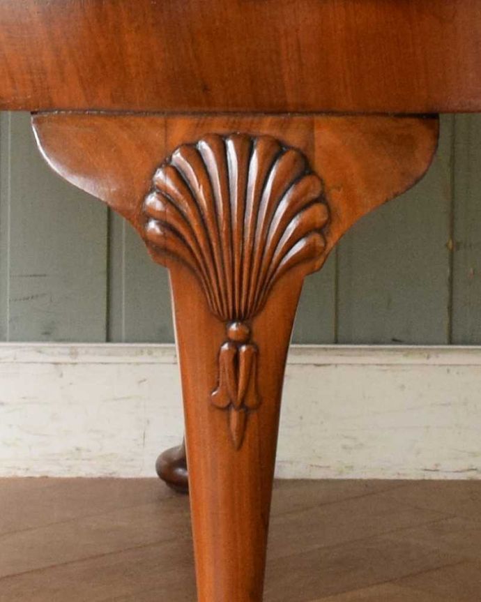 アンティークのテーブル　アンティーク家具　お花が開いたような天板と、美しい木目が魅力的なアンティークコーヒーテーブル。美しい彫にもうっとり…さりげなく施された彫。(q-1519-f)