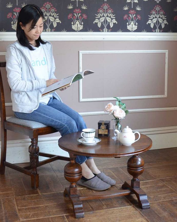 アンティークのテーブル　アンティーク家具　脚の装飾が美しい英国輸入のアンティーク家具、コンパクトなコーヒーテーブル。どんな場所にも似合う英国らしいコーヒーテーブル実用的に使える英国らしいアンティークのコーヒーテーブル。(q-1520-f)