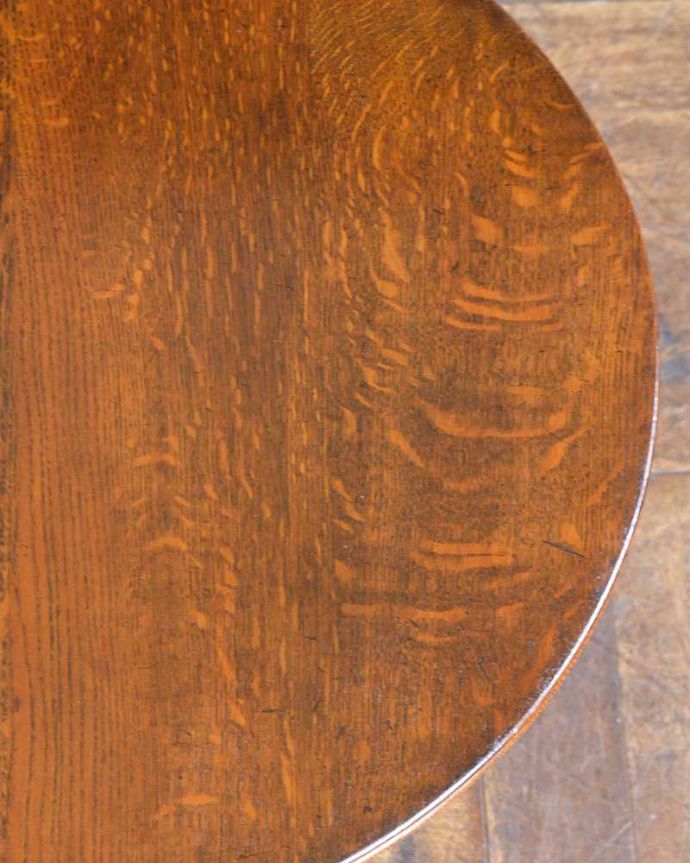 アンティークのテーブル　アンティーク家具　脚の装飾が美しい英国輸入のアンティーク家具、コンパクトなコーヒーテーブル。近づいて見てみると･･･アンティークはもちろん新品ではないので小さなキズや汚れはありますが、キレイにお直ししたので満足して頂ける自信があります！。(q-1520-f)