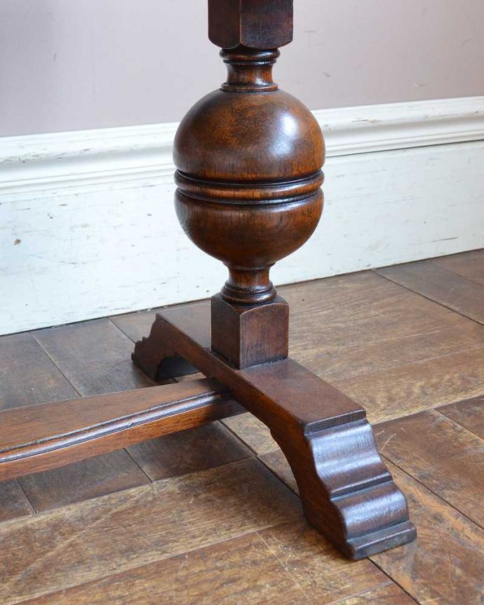 アンティークのテーブル　アンティーク家具　脚の装飾が美しい英国輸入のアンティーク家具、コンパクトなコーヒーテーブル。持ち上げなくても移動できます！Handleのアンティークは、脚の裏にフェルトキーパーをお付けしていますので、床を滑らせて簡単に移動する事が出来ます。(q-1520-f)