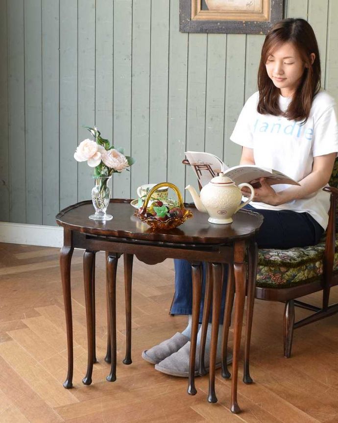 アンティークのテーブル　アンティーク家具　英国のシックなアンティーク家具、ウォルナットの木目が美しい３台セットのネストテーブル。親子一緒の姿が可愛いネストテーブルネストとは巣のこと。(q-1521-f)