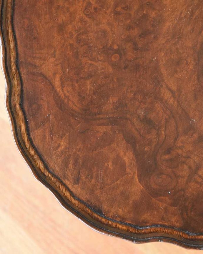 アンティークのテーブル　アンティーク家具　英国のシックなアンティーク家具、ウォルナットの木目が美しい３台セットのネストテーブル。天板も修復したのでキレイです修復の時、古い塗装を剥離して再塗装してあるので天板もピカピカです。(q-1521-f)