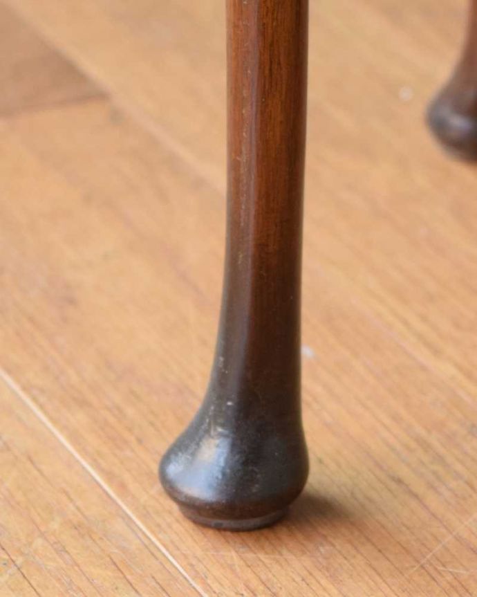 アンティークのテーブル　アンティーク家具　英国のシックなアンティーク家具、ウォルナットの木目が美しい３台セットのネストテーブル。持ち上げなくても移動できます！Handleのアンティークは、脚の裏にフェルトキーパーをお付けしていますので、床を滑らせてれば移動が簡単です。(q-1521-f)