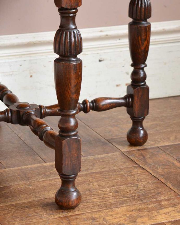 アンティークのテーブル アンティーク家具 木目も脚も美しい英国輸入のアンティーク家具、小さいコーヒーテーブル。持ち上げなくても移動できます!Handleのアンティークは、脚の裏にフェルトキーパーをお付けしていますので、床を滑らせて簡単に移動する事が出来ます。(q-1522-f)