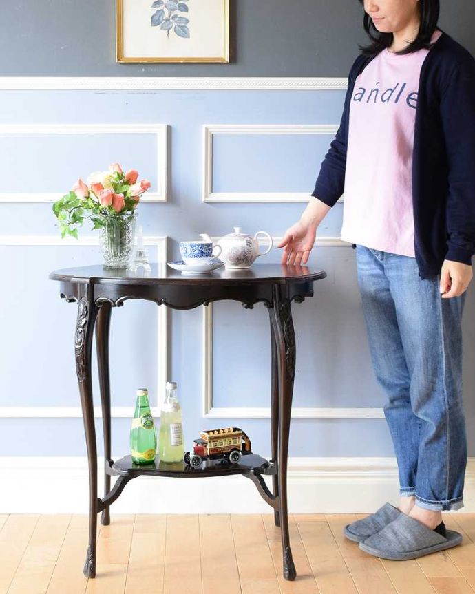 アンティークのテーブル アンティーク家具 優雅なティータイムを演出するアンティーク家具、美しいオケージョナルテーブル(ティーテーブル) 。どんな場所でも便利に使える小さなテーブルそもそも「オケージョナル」とは「便利に使える」と言う意味。(q-1523-f)