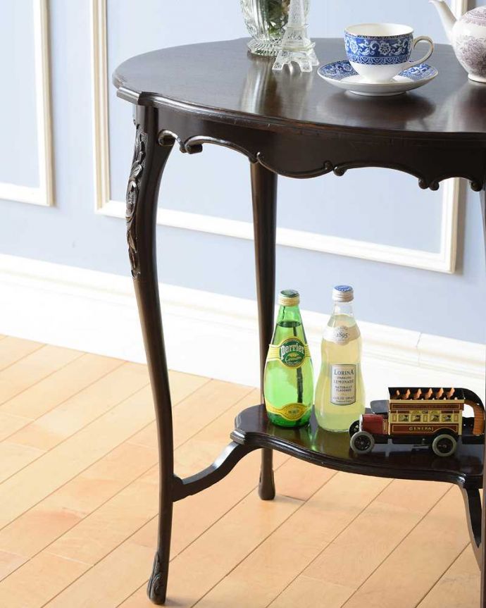 アンティークのテーブル アンティーク家具 優雅なティータイムを演出するアンティーク家具、美しいオケージョナルテーブル(ティーテーブル) 。上品で優雅なアンティーク凛とした雰囲気が漂うアンティークらしい立ち姿のテーブル。(q-1523-f)