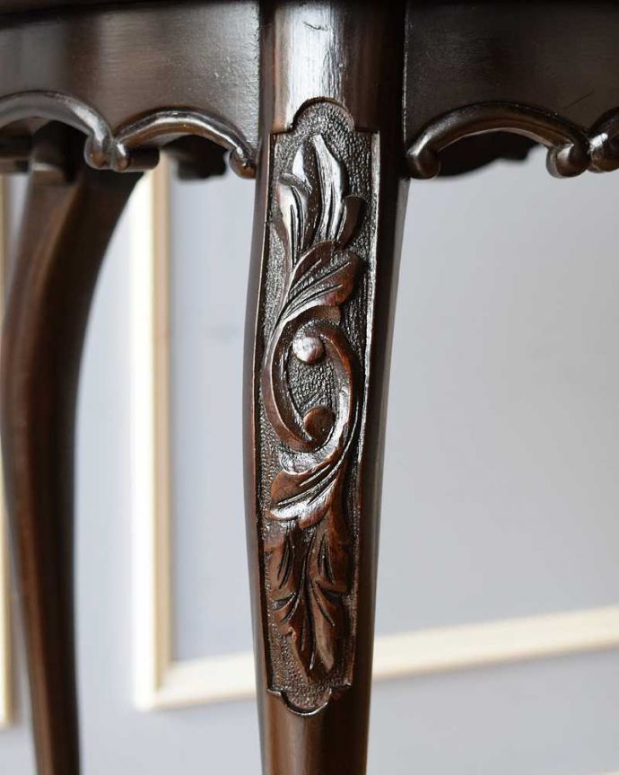 アンティークのテーブル アンティーク家具 優雅なティータイムを演出するアンティーク家具、美しいオケージョナルテーブル(ティーテーブル) 。うっとりする美しさアンティークだから手に入る美しい彫。(q-1523-f)